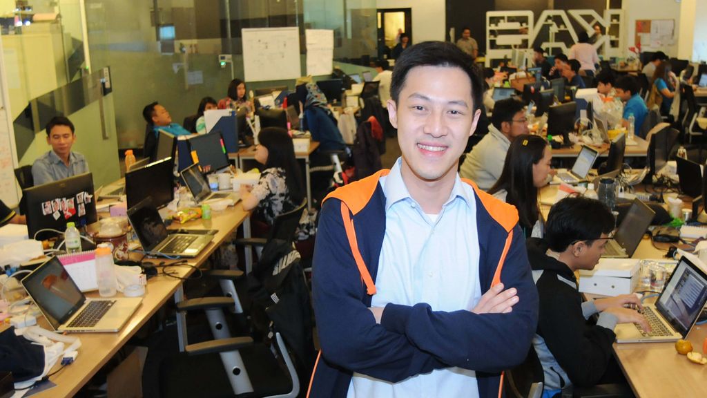 Karyawan Uprint.id di ruang kerja sibuk dengan mesin percetakan.