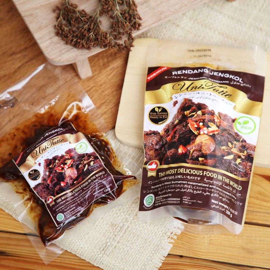 Paket rendang jengkol UniTutie dalam kemasan plastik transparan.