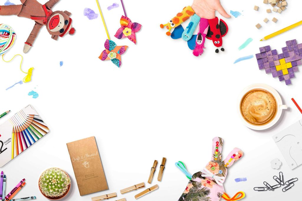 Gambar berisi berbagai objek percetakan online, termasuk pinwheel, cup of coffee, dan bahan baku lainnya.