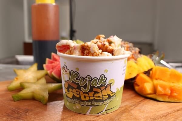 Cup Rujak Gebrak dengan berbagai buah segar