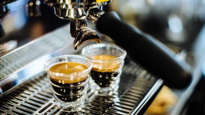 Proses pembuatan espresso dengan mesin profesional