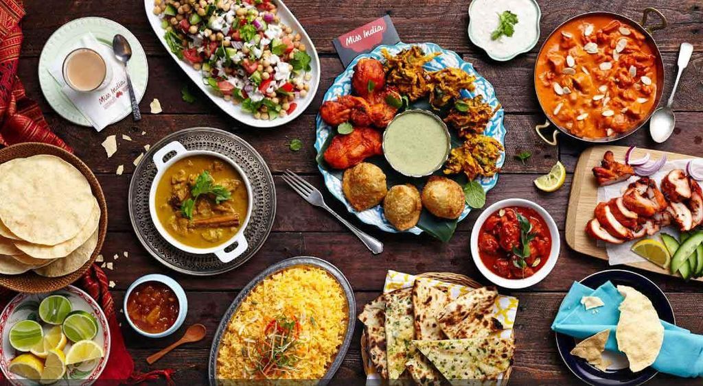 Pilihan makanan India beragam dengan hidangan utama, pelengkap, dan minuman