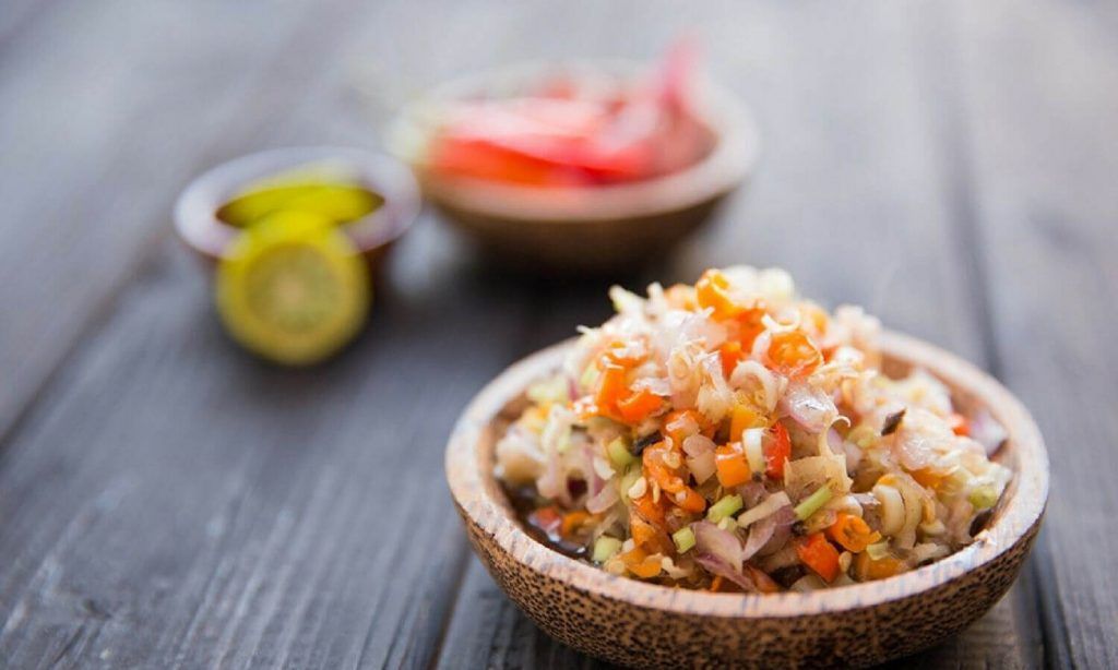Bowl makanan segar dengan sayuran dan bahan alami sebagai ilustrasi bundling produk makanan dan minuman.