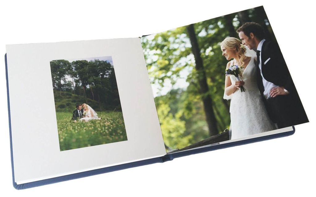 Buku foto pernikahan dengan foto pasangan pengantin di alam