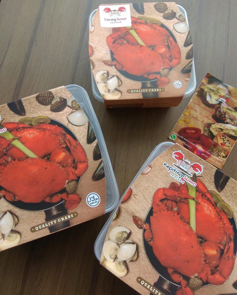 Kemasan makanan laut siap kirim dengan label dan material cetak yang rapi sebagai contoh hasil cetak yang dioptimasi untuk meningkatkan kepercayaan pelanggan.