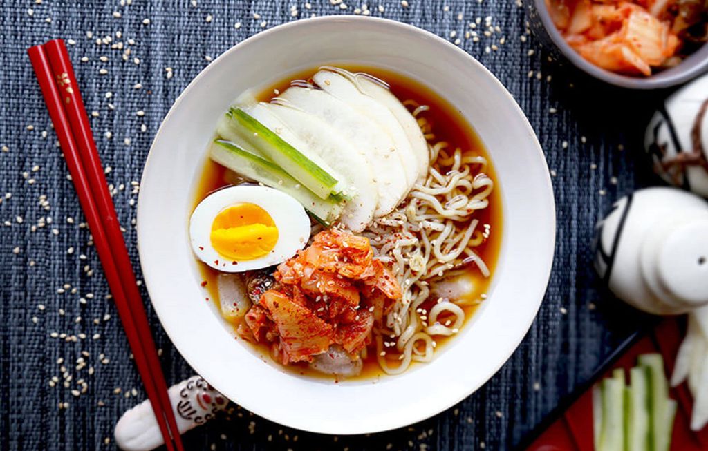 Mie Korea dengan kimchi dan telur rebus dalam sup kuah.