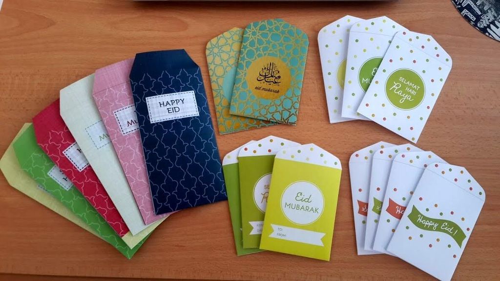 Berbagai jenis envelope dengan desain motif dan tulisan lebaran, cocok untuk perayaan.