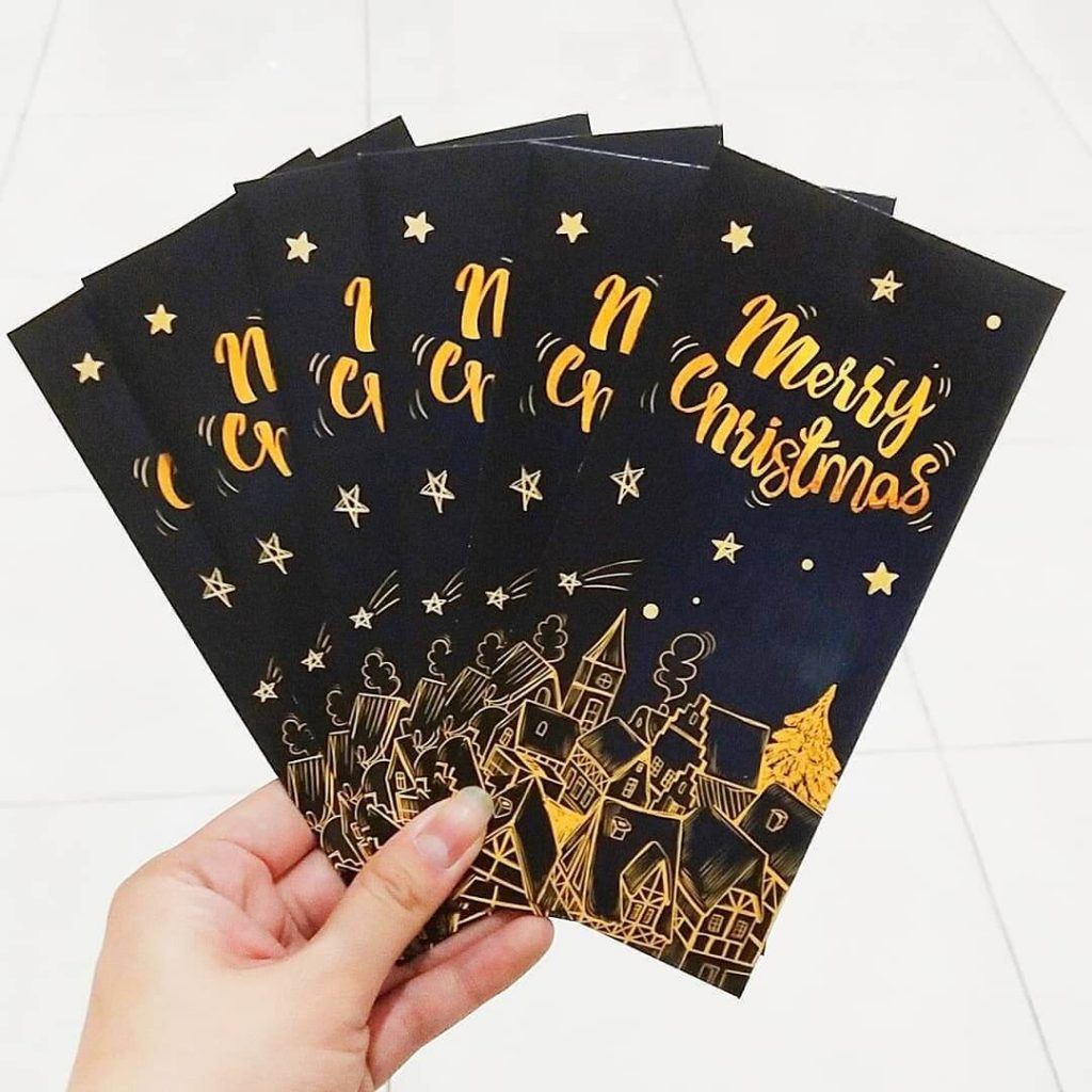 Contoh desain angpao Natal dengan ilustrasi klasik bernuansa hangat untuk kebutuhan hadiah akhir tahun
