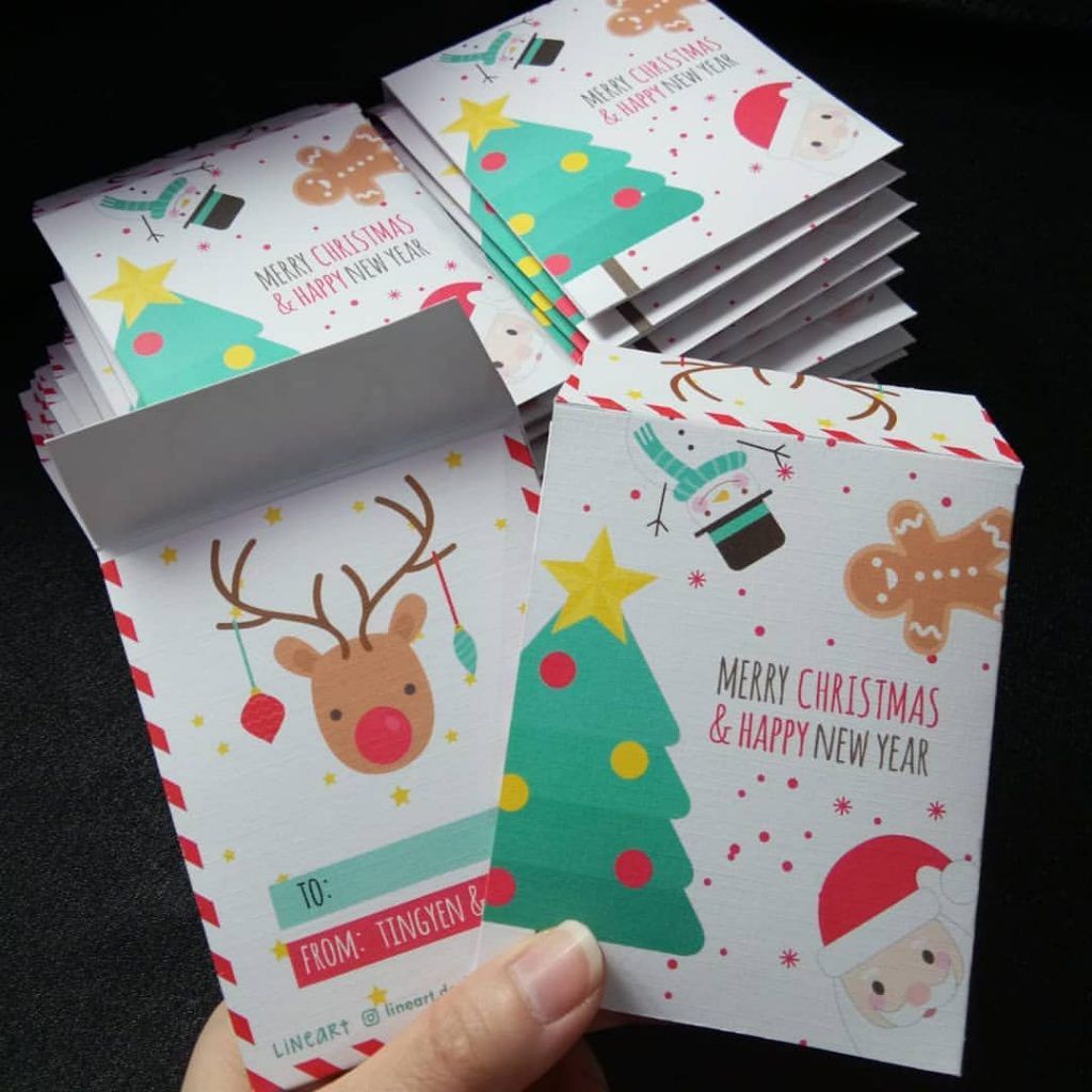 Desain angpao Natal berornamen pohon dan bintang yang cocok untuk cetak premium