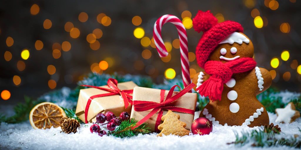 Boneka gingerbread berhias dengan pernak-pernik Natal, cocok untuk dekorasi musim dingin.