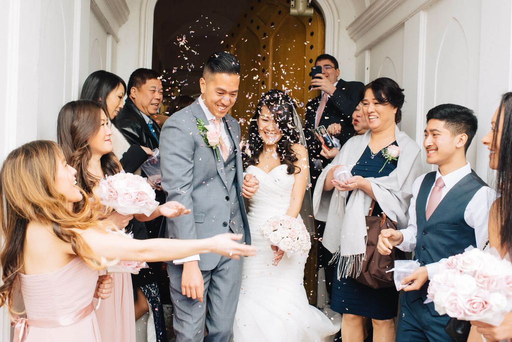 Gelagat bahagia pasangan pengantin dan tamu di acara pernikahan mereka.