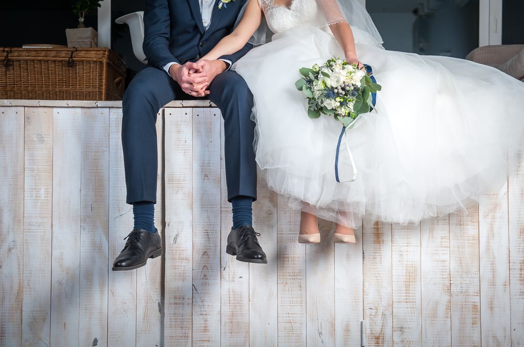 Pasangan pengantin menikmati momen romantis di studio fotografi.