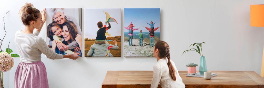 Gambar keluarga di frame dinding, ideal untuk dekorasi rumah.