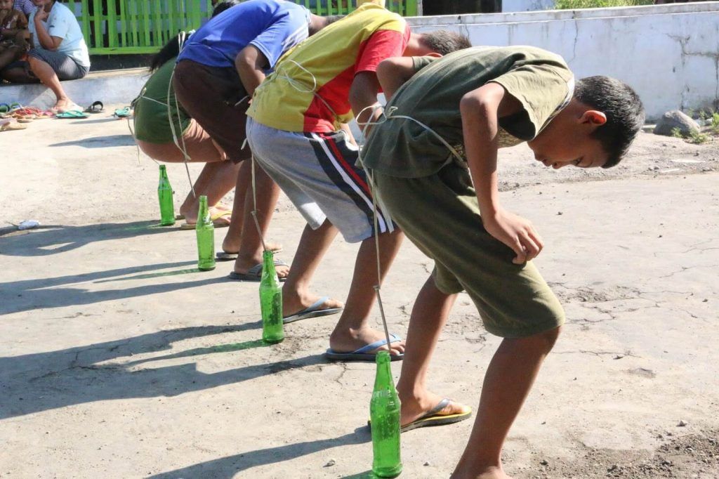 lomba-17-agustus-memasukan-paku-ke-dalam-botol