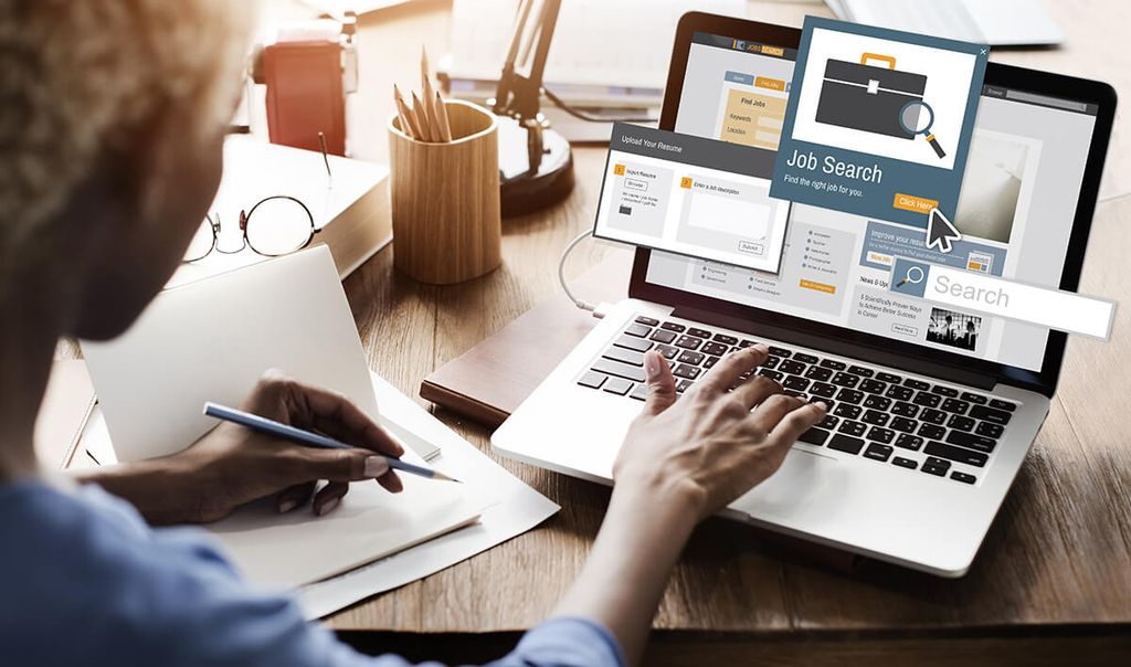Orang menggunakan laptop untuk mencari pekerjaan online.
