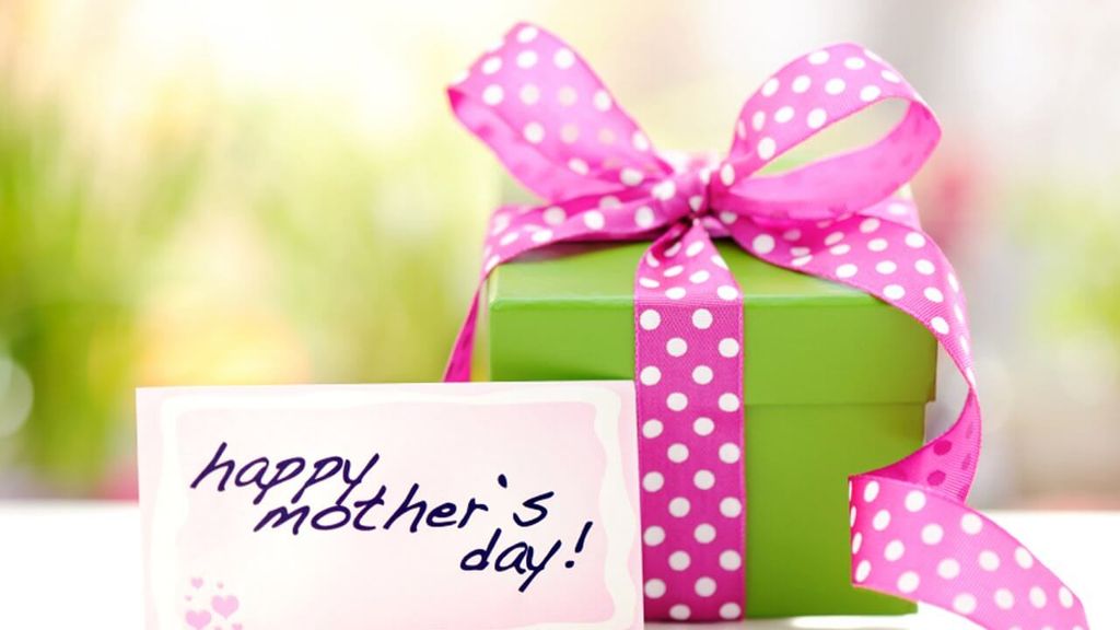 Paket hadiah hijau dengan kartu ucapan 'Happy Mother's Day' dan tali polkadot pink.