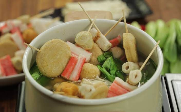 Makanan tradisional Indonesia dengan sup asem pedas berisi bakso, sayuran, dan potongan sayuran.