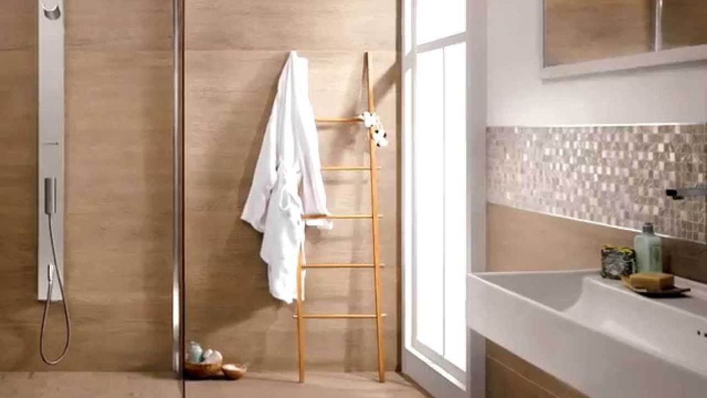 Perabotan kamar mandi modern dengan rak gantung, wastafel, dan detail keramik
