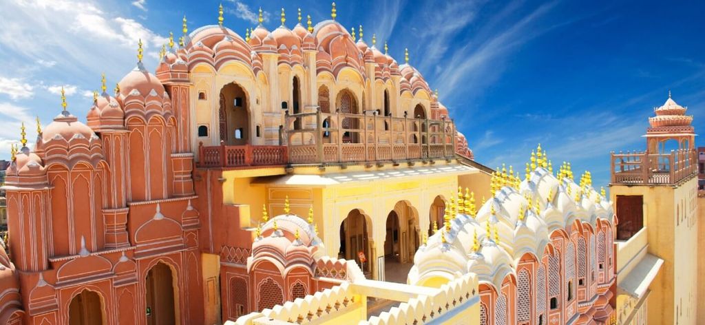 Istana Hawa Mahal dengan arsitektur unik dan warna oranye di sisi barat Kota Pink, India