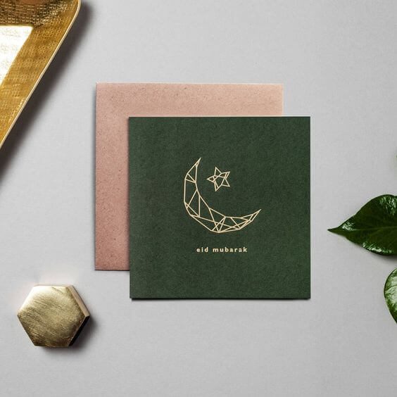 Kartu hijau dengan desain bulan dan bintang, tulisan Eid Mubarak di bawahnya.