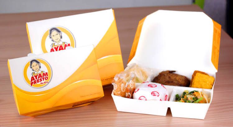 Paket makanan Ayam Presto dalam kotak kemasan.