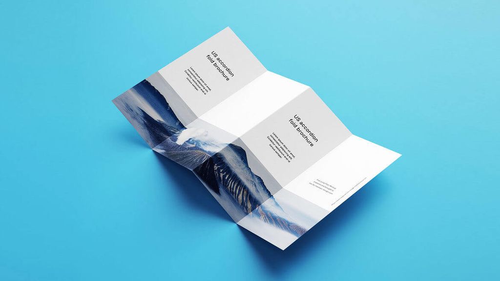 Brochure lipat aksordion US dengan desain minimalis dan foto pegunungan.