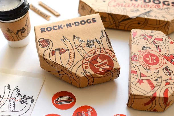 Paket makanan Rock'n'Dogs dengan desain unik dan stiker hot dog