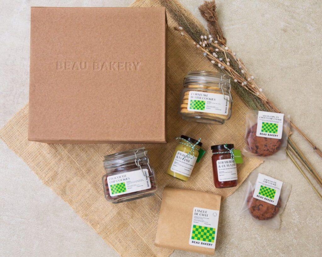 Paket makanan dan minuman dari Beau Bakery dengan kemasan unik dan menarik.