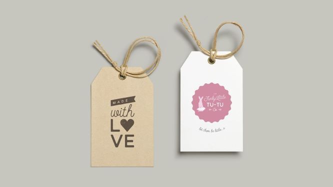 Tag hiasan dengan desain coklat dan pink, 'Made with Love' dan 'Tu-Tu Co.'
