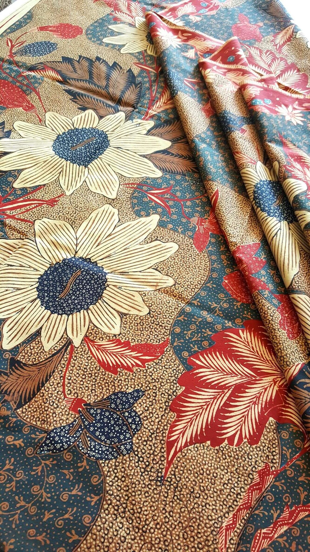 Kain batik dengan motif bunga dan daun, cocok untuk desain tekstil.