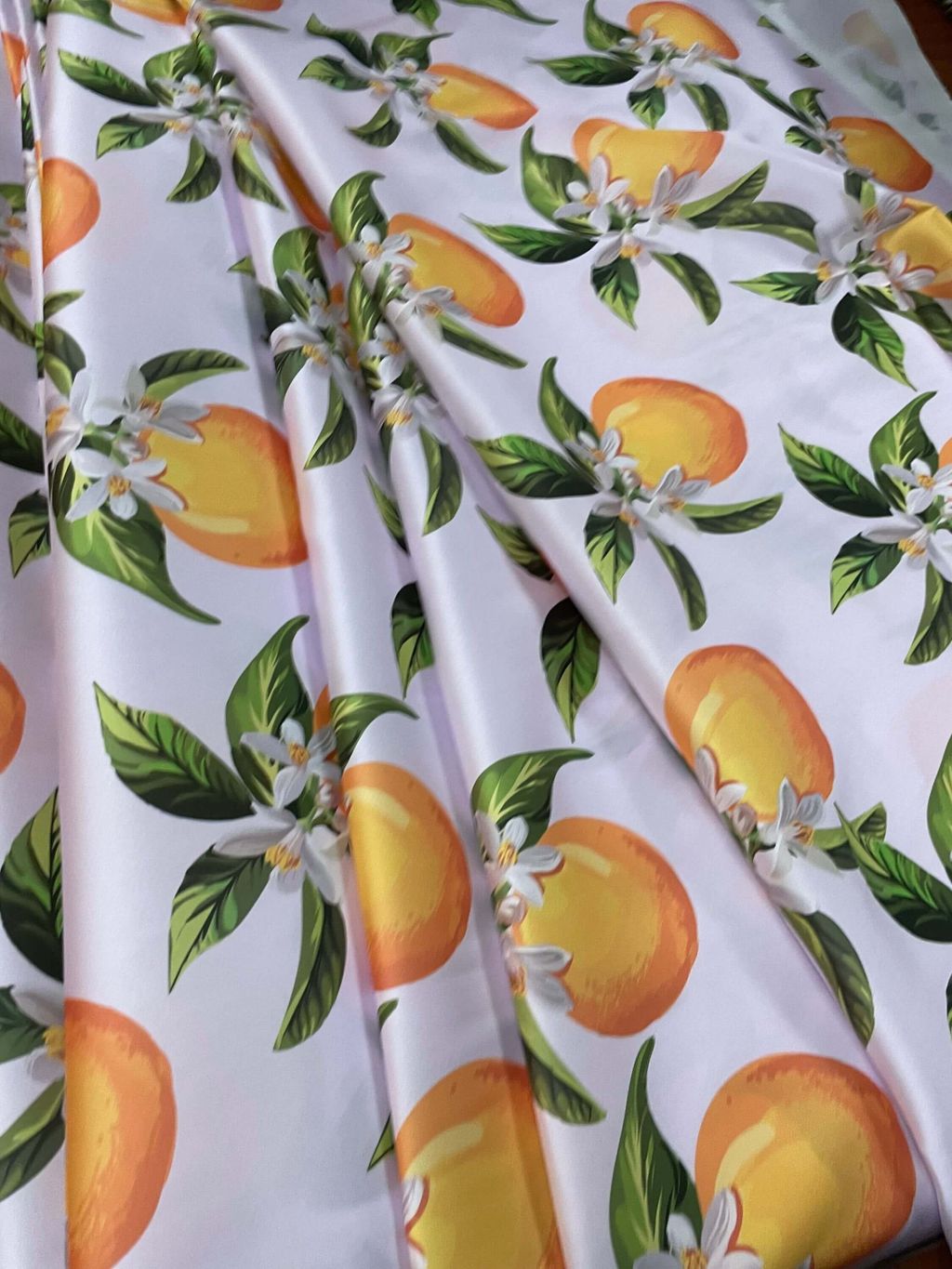 Kain dengan motif buah jeruk dan daun, cocok untuk dekorasi atau bahan pembuatan aksesori.