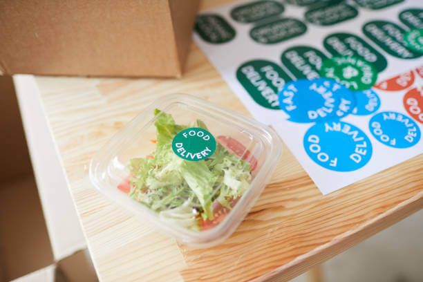 Paket makanan segar dalam kotak plastik dengan label 'Food Delivery'.