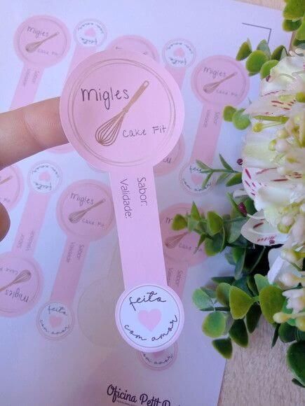 Label produk Migles Cake Fit dengan desain elegan dan warna pink.