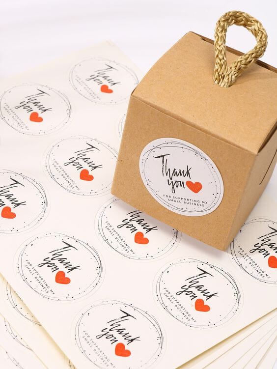 Stiker terima kasih berbentuk lingkaran dengan tulisan 'Thank you' dan simbol hati, cocok untuk kebutuhan bisnis kecil.