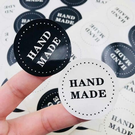 Stiker HAND MADE putih dan hitam dengan tampilan elegan, cocok untuk branding.