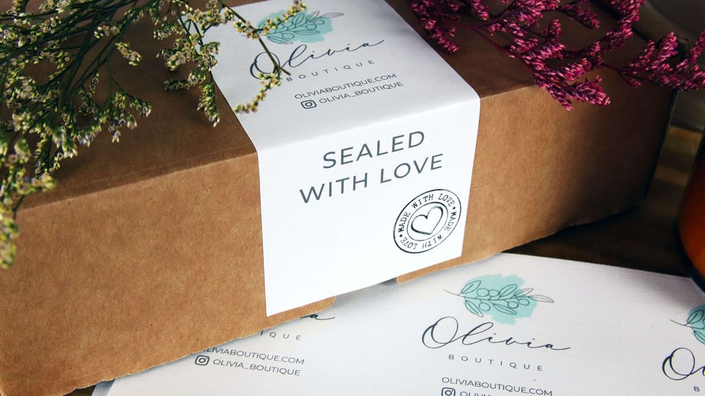 Paket percetakan 'Sealed with Love' dari Olivia Boutique, kemasan elegan dengan logo dan tagline.