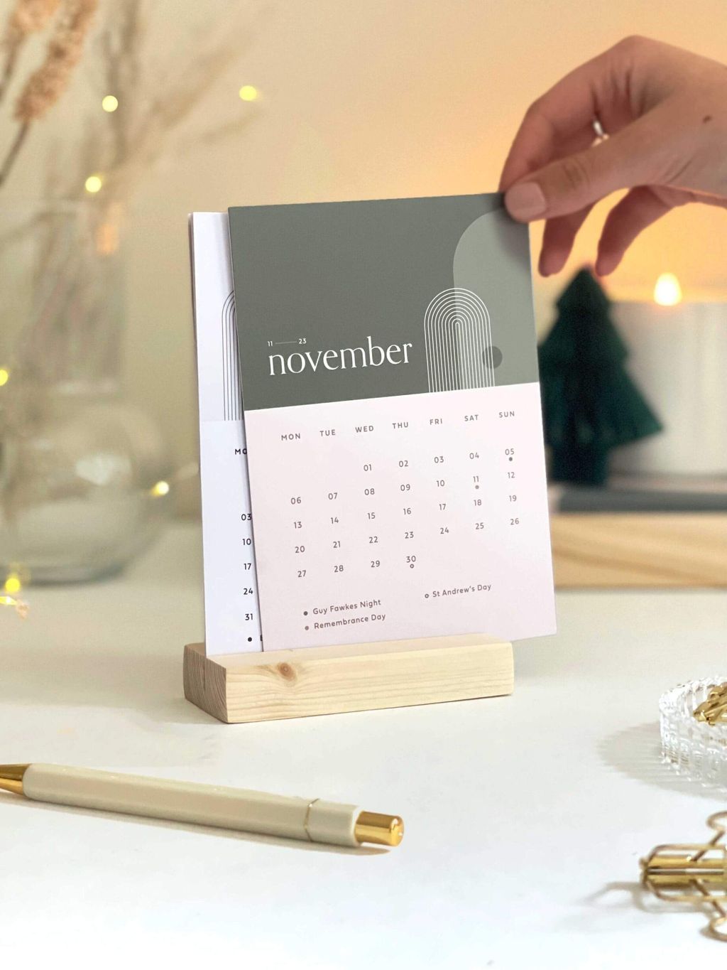 Kalender meja bulan November dengan desain elegan dan stand kayu.