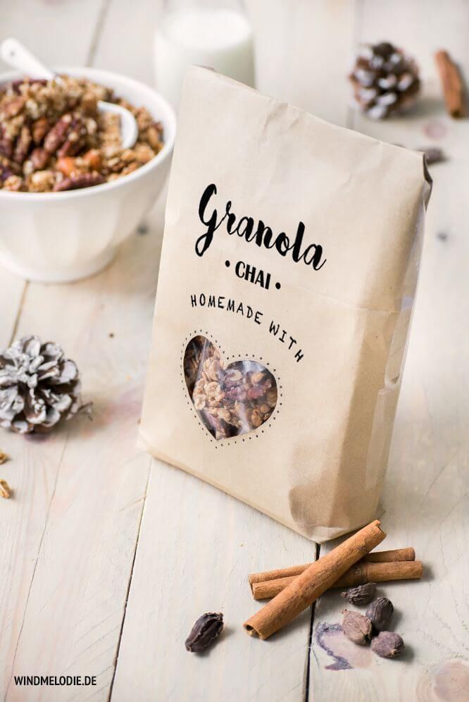 Paket granola chai dengan detail tekstur dan bahan alami.