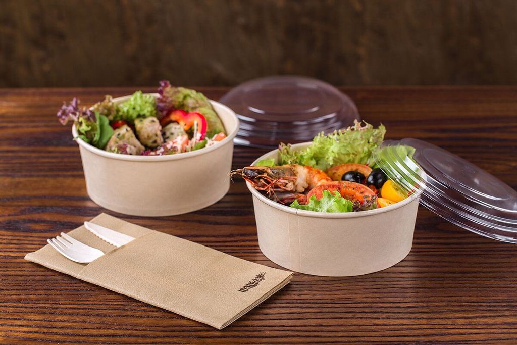 Bowl makanan dengan sayuran dan udang di atas meja kayu
