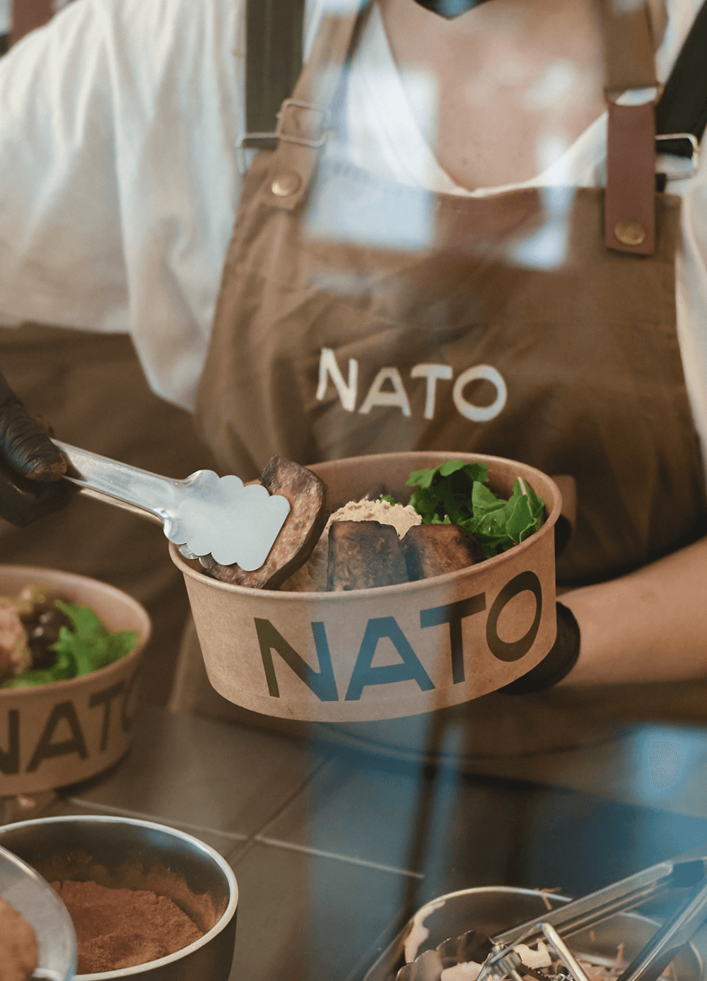 Mengemas makanan dalam kotak 'NATO' dari Uprint.id