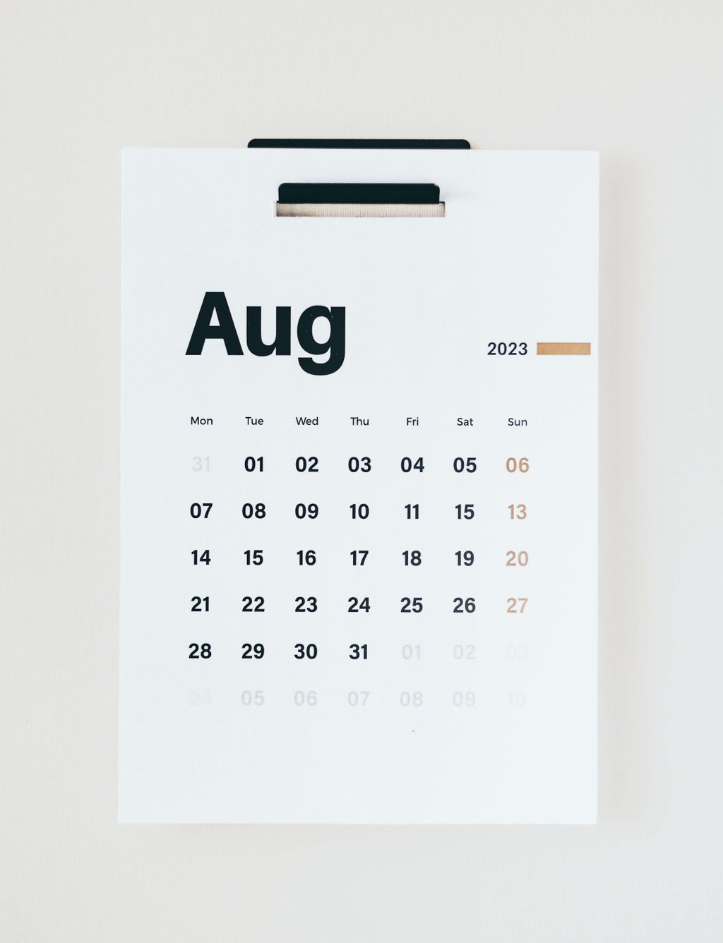 Gambar kalender meja bulan Agustus tahun 2023 dengan tampilan minimalis.