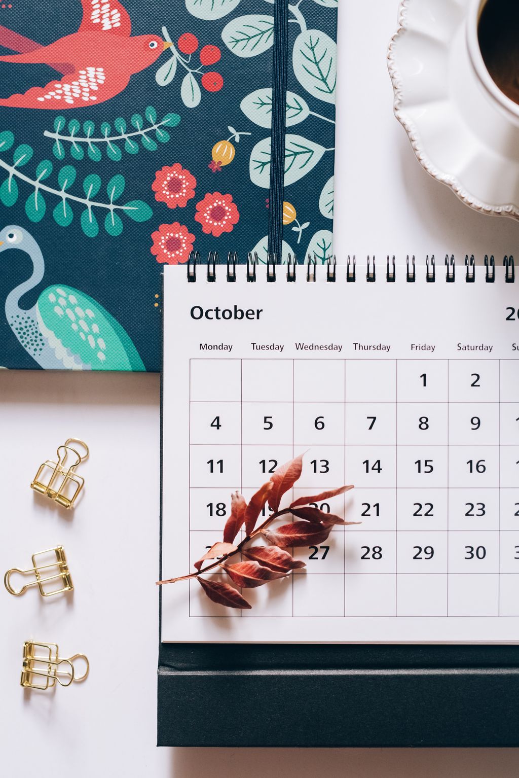Kalender bulan Oktober dengan desain unik dan objek dekoratif.
