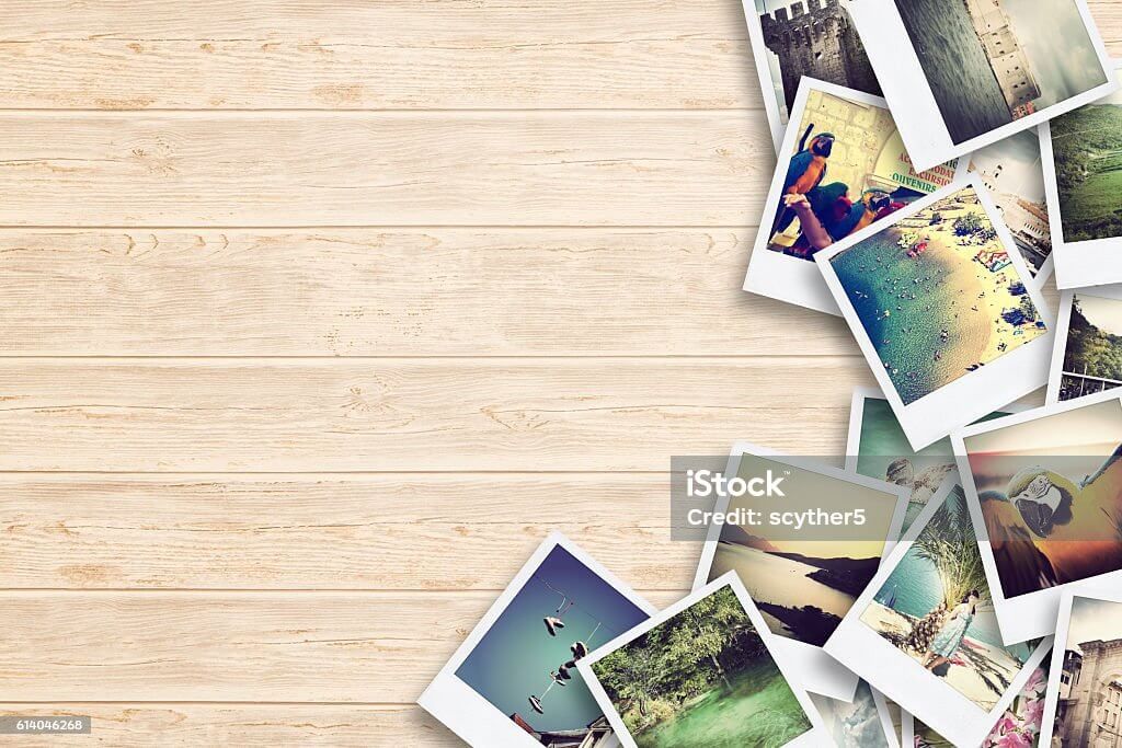 Polaroid foto berkelompok di latar kayu, konsep perjalanan dan kenangan.