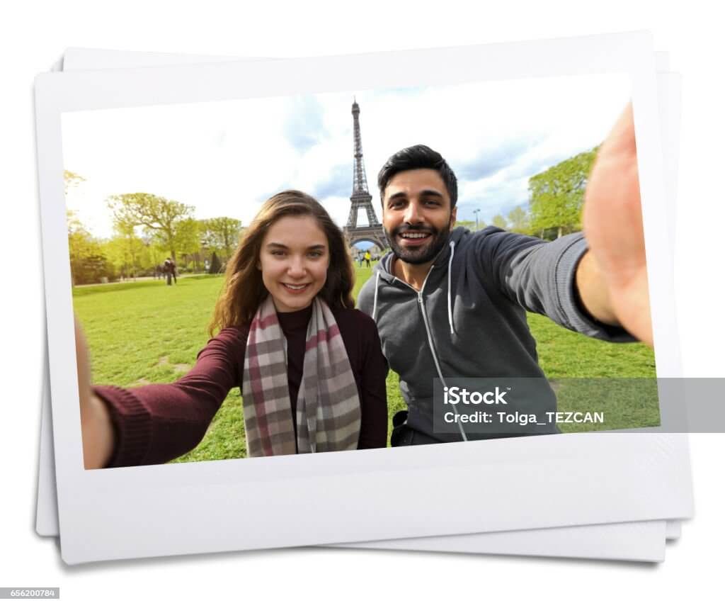 Polaroid selfie di Taman Champ-de-Mars dengan Menara Eiffel di latar belakang.