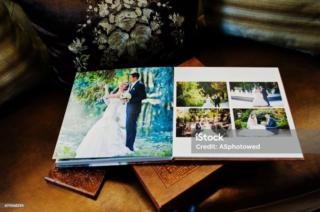 Buku foto pernikahan dengan foto pasangan pengantin dan taman