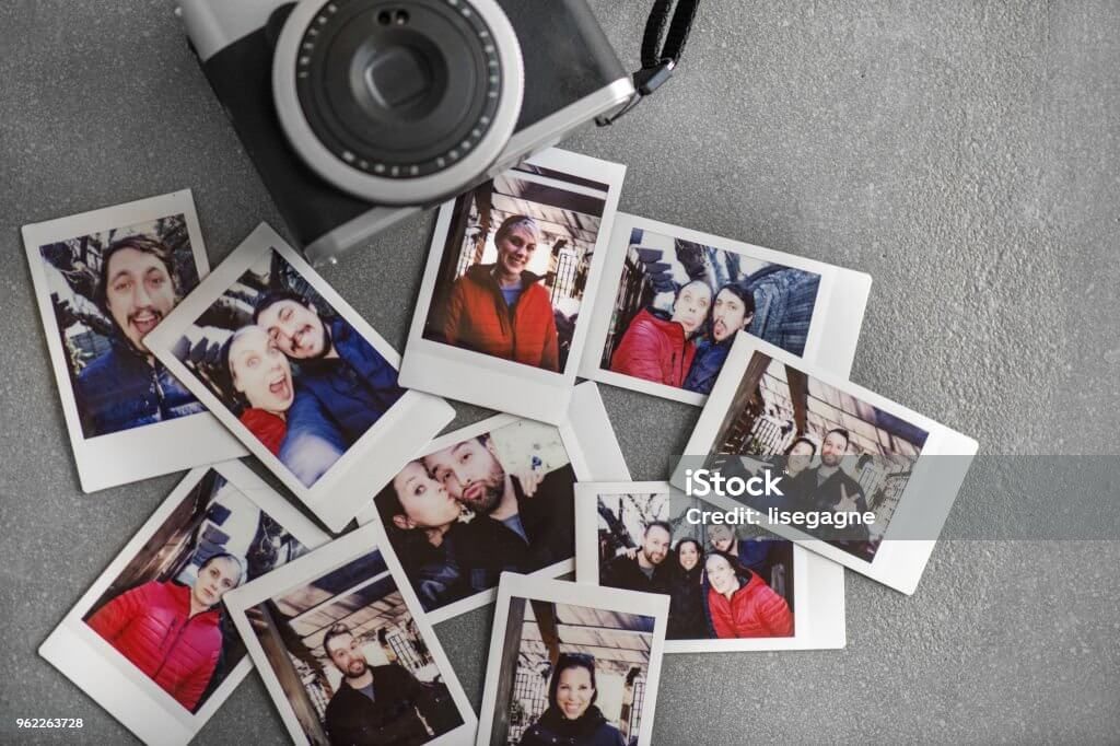 Gambarkan foto-foto Polaroid selfie bersama teman-teman di latar belakang abu-abu.