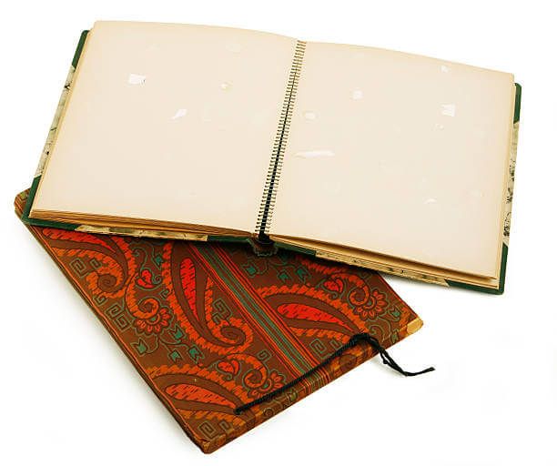 Buku dengan lembar kosong dan sampul motif etnik, cocok untuk desain grafis atau dokumentasi.
