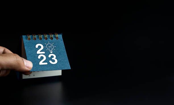 Tahun 2023 dengan lampu ide di kalender kecil