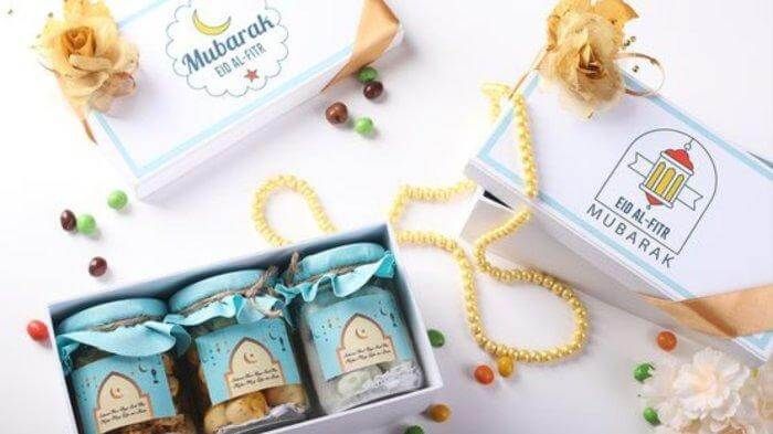 Paket hadiah Idul Fitri dengan kemasan elegan dan cokelat kering.