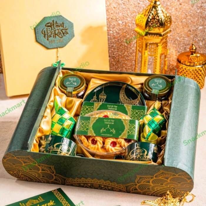 Keranjang hadiah raya dengan kue dan coklat, tema EID Mubarak.